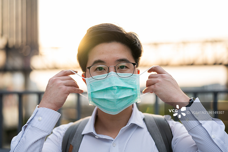 戴着外科口罩的亚洲商人图片素材