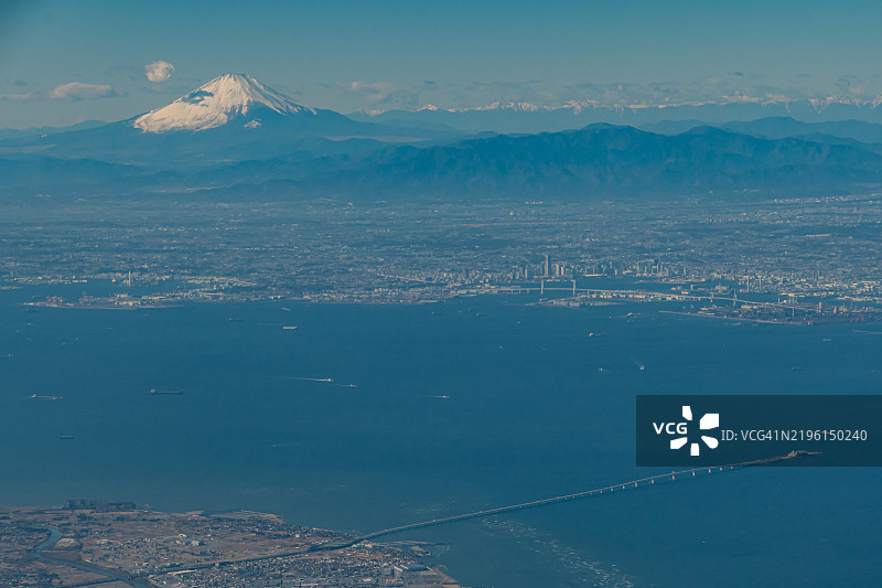 从飞机上俯瞰日本的雪山富士、横滨市和千叶县图片素材