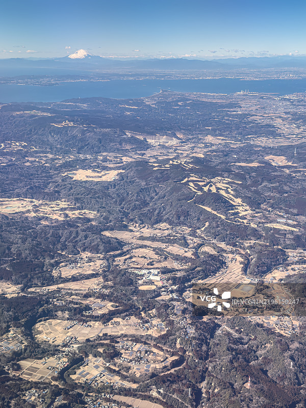从飞机上俯瞰日本的雪山富士山和千叶县图片素材