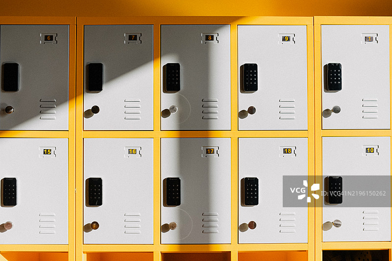 一排数字和钥匙锁柜图片素材