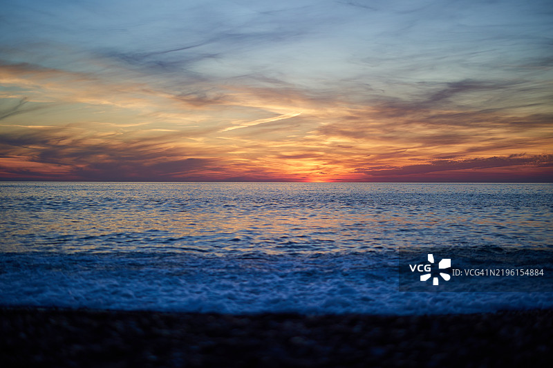 美丽的海洋地平线日落，色彩鲜艳，气氛宁静图片素材