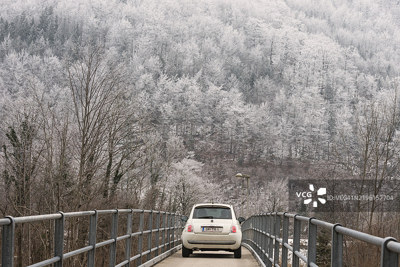 小车在桥上行驶图片素材