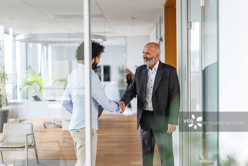 办公室环境中的专业握手图片素材