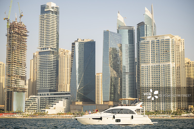 在阿拉伯联合酋长国度假时，乘坐私人游艇的人们图片素材