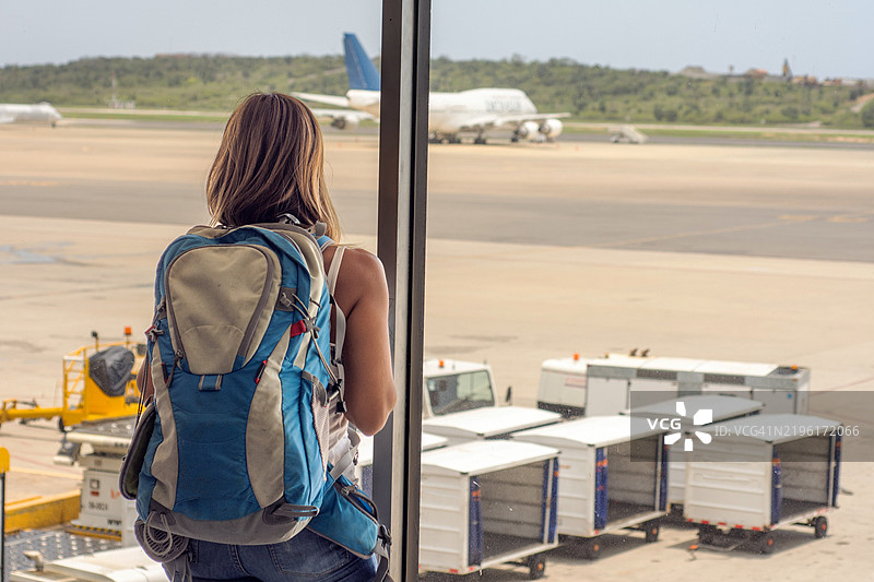 在机场候机厅等待航班的女性图片素材