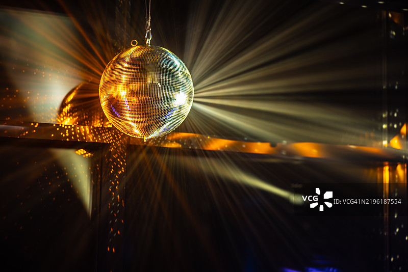 闪亮的迪斯科球在彩色背景上，模糊的灯光，留有文字空间。散景效果图片素材