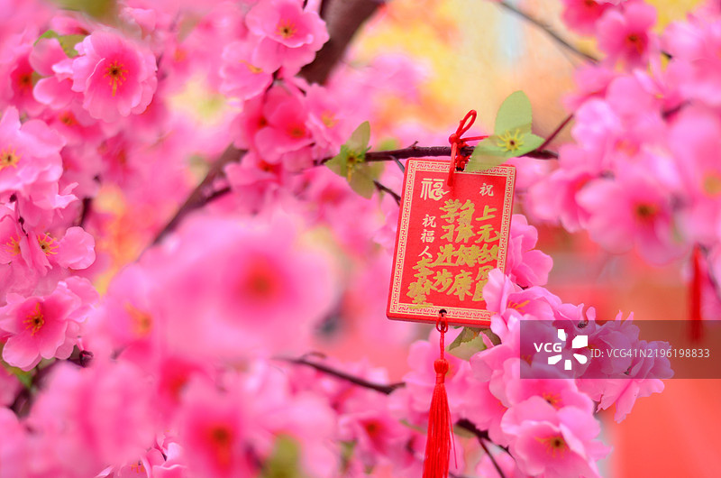 许愿卡。在中国广州的元宵节，许多人在许愿卡上写下他们的愿望。这些许愿卡上用中文写满了各种愿望，包括身体健康、工作顺利、学业进步等等。图片素材