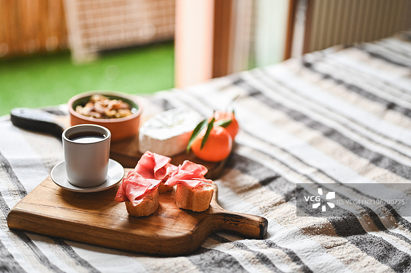 美味的早餐在床上。图片素材