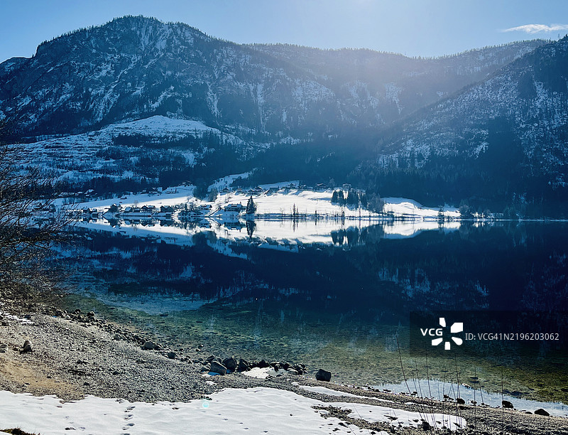 格伦德尔湖的村庄在光线映衬下。图片素材