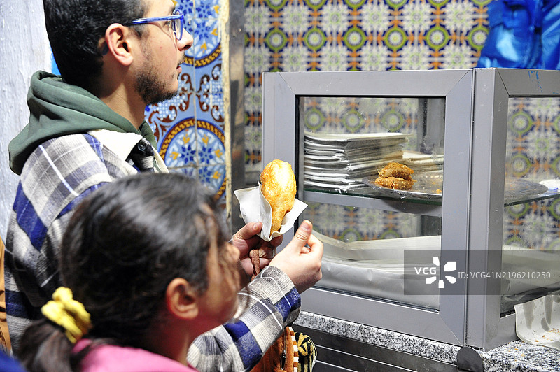 人们购买班巴洛尼，典型的突尼斯街头食品图片素材