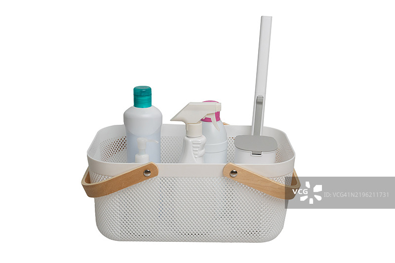 白色背景上孤立的清洁用品篮子。各种清洁用品。洗涤剂和清洁产品。图片素材