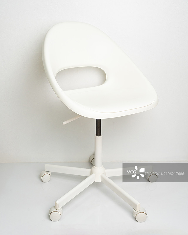 白色椅子。白色背景上的办公椅。横幅设计图片素材