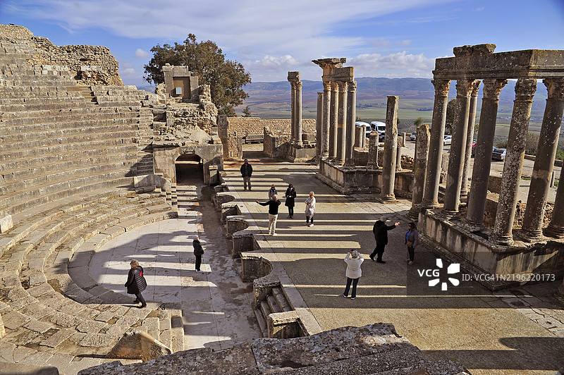 人们参观突尼斯的杜加古剧场图片素材