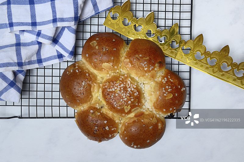 瑞士，欧洲的节日蛋糕和纸质王冠放在蛋糕架上图片素材