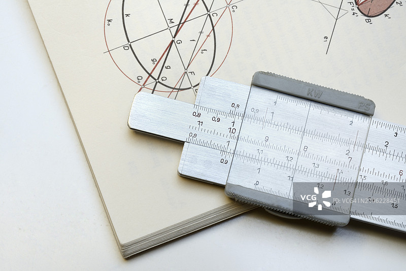书上的计算尺，计算辅助工具图片素材