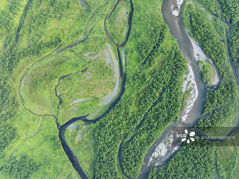 分支河流Syltefjordelva位于挪威芬马克地区的Syltefjorddalen山谷，欧洲图片素材