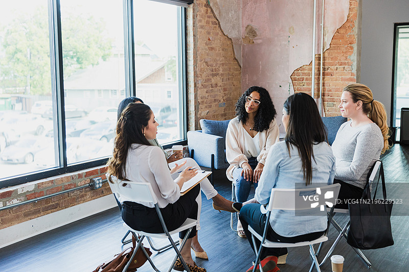 团体治疗会议：女性分享经历与支持图片素材