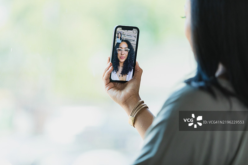 女性在智能手机上进行视频通话图片素材