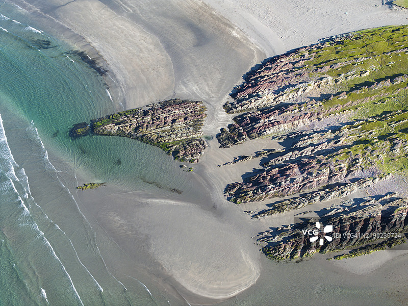 挪威芬马克地区巴伦支海的海岸上五彩斑斓的岩石，鸟瞰图图片素材