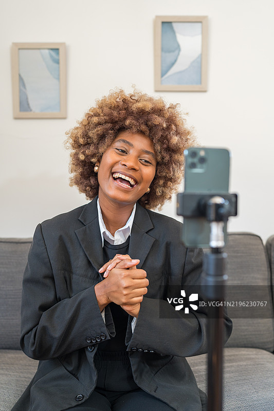 年轻女性正在创作引人入胜的在线内容图片素材