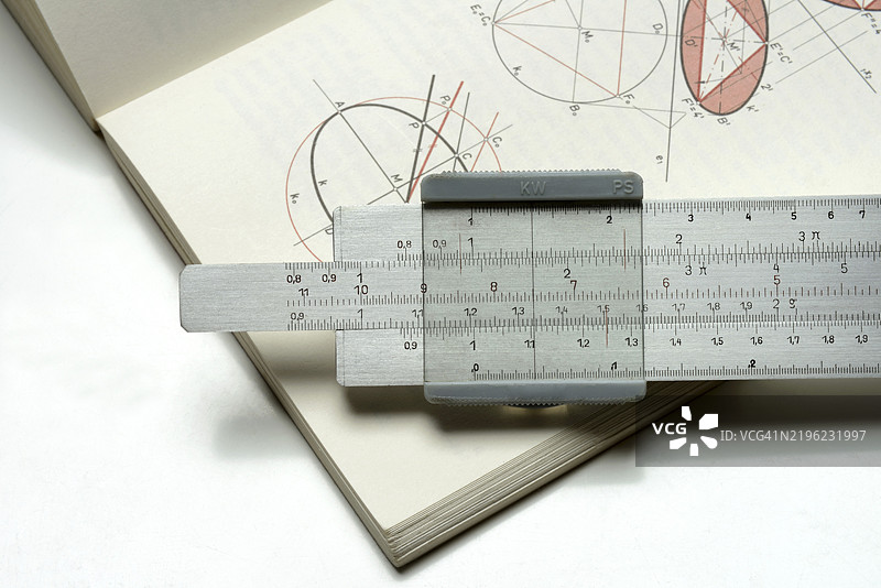 书上的计算尺，计算辅助工具图片素材