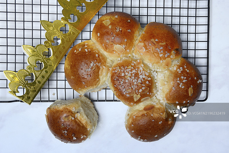 瑞士，欧洲的节日蛋糕和纸质王冠放在蛋糕架上图片素材