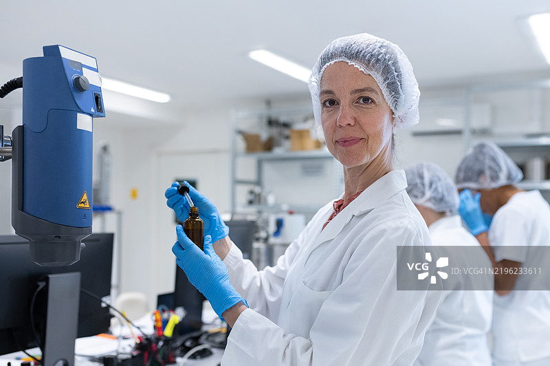 一位女性药剂师在制药生产厂控制新产品的质量图片素材