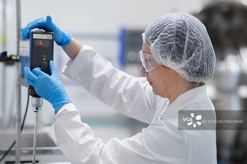在制药生产过程中，生物化学制药生产的工作人员，药剂师。图片素材