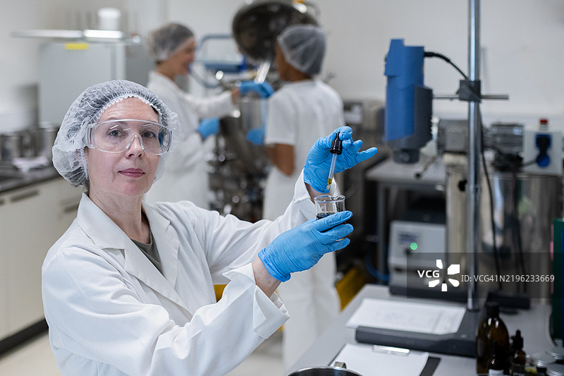 一位女性药剂师在制药生产厂控制新产品的质量图片素材