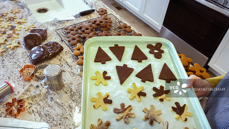 在现代厨房烘焙圣诞姜饼饼干图片素材