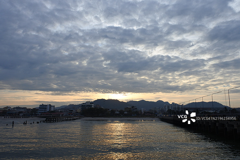 日落时分，河边建筑与天空的美丽景色图片素材