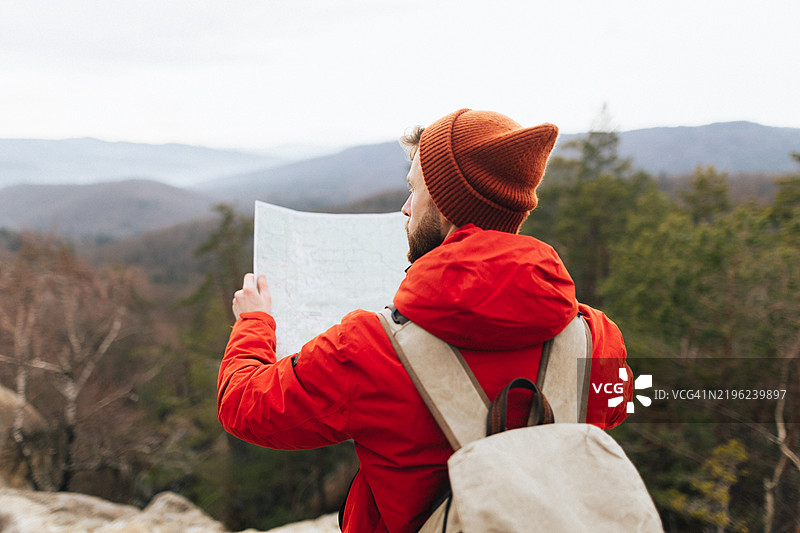 男旅行者在大自然中徒步旅行时研究旅游地图图片素材