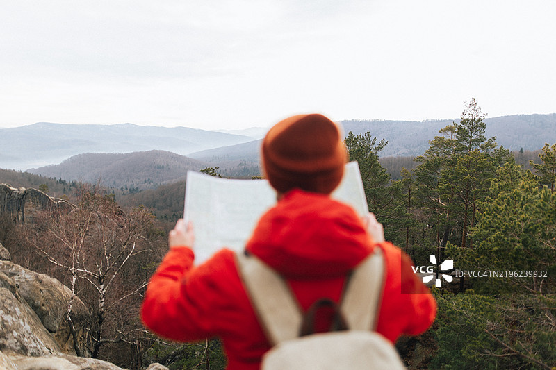 男旅行者在大自然中徒步旅行时研究旅游地图图片素材