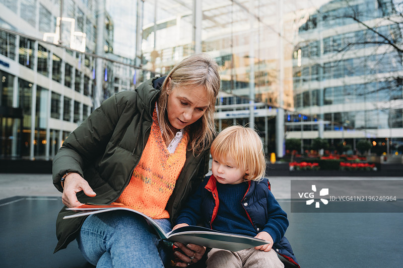 祖母在城市里给孙子读书图片素材