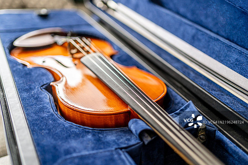 打开的琴箱里的古典小提琴图片素材