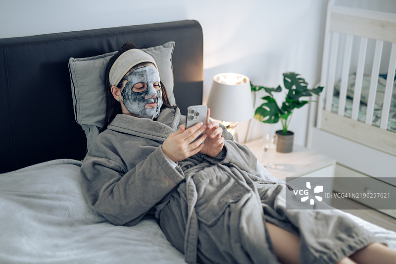 在家放松，敷着面膜。图片素材