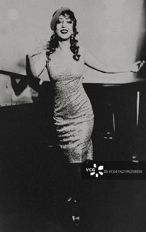 酒吧里的舞者。图片素材