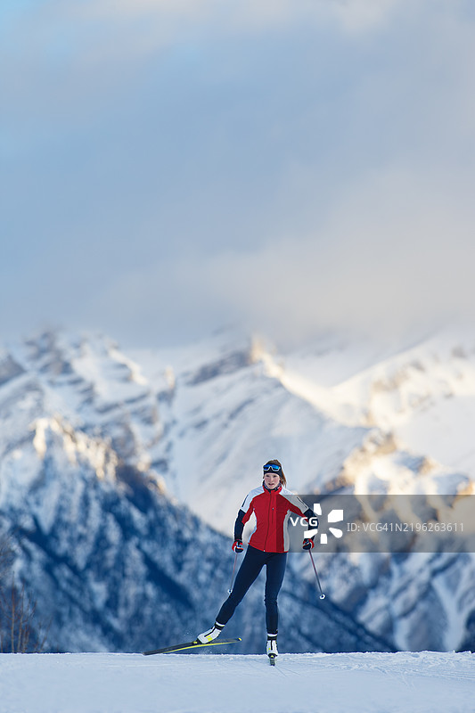 越野滑雪女性图片素材
