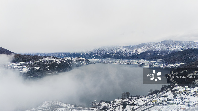 雪覆盖的卡尔多纳佐湖的鸟瞰图图片素材