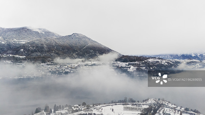 雪覆盖的卡尔多纳佐湖的鸟瞰图图片素材