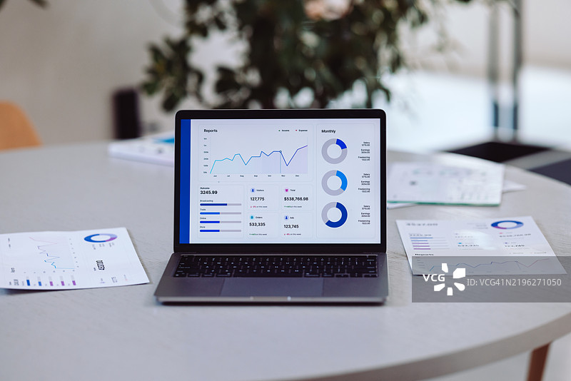 现代工作空间，笔记本电脑上显示商业分析图表和图形图片素材