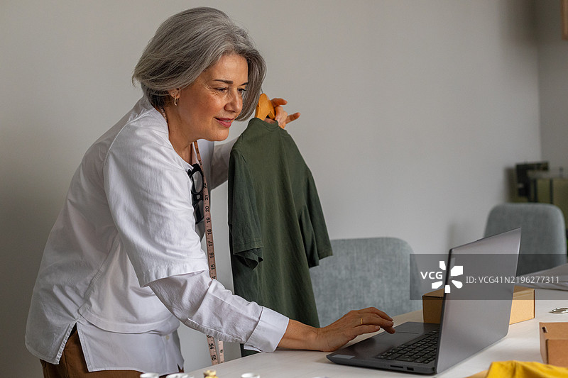成熟的女性正在进行在线购物图片素材