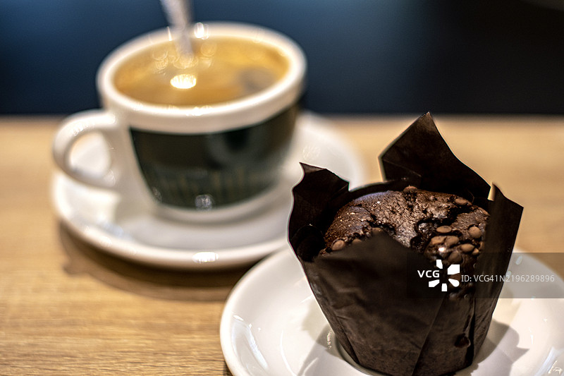 巧克力松饼和一杯美式咖啡图片素材