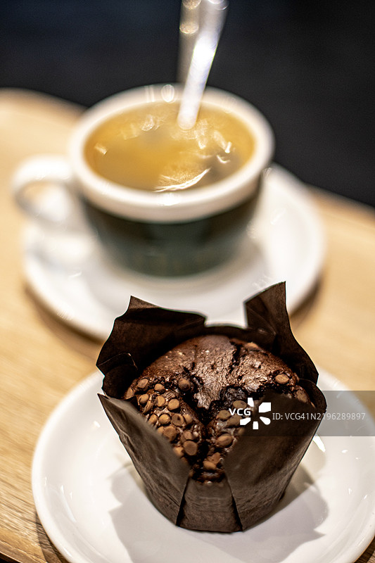巧克力松饼和一杯美式咖啡图片素材