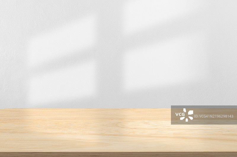 木桌面和窗户的阴影图片素材