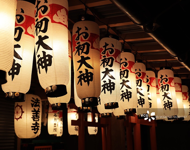 大阪难波购物区的法善寺夜晚的纸灯笼图片素材
