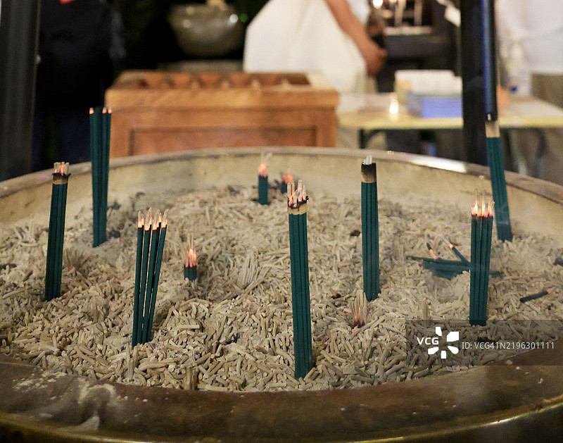 难波购物区的法善寺夜晚的香火图片素材