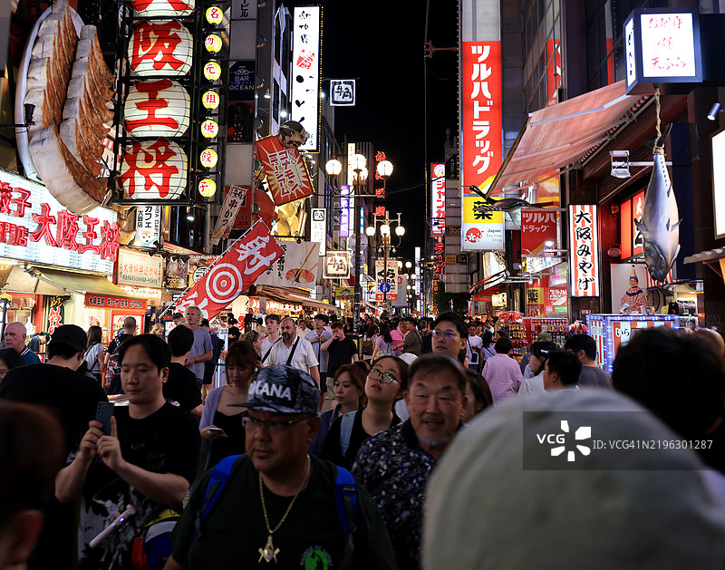 日本大阪难波购物区的道顿堀地区，夜晚人潮涌动。图片素材