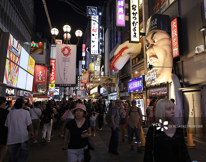 日本大阪难波购物区的道顿堀地区，夜晚人潮涌动。图片素材