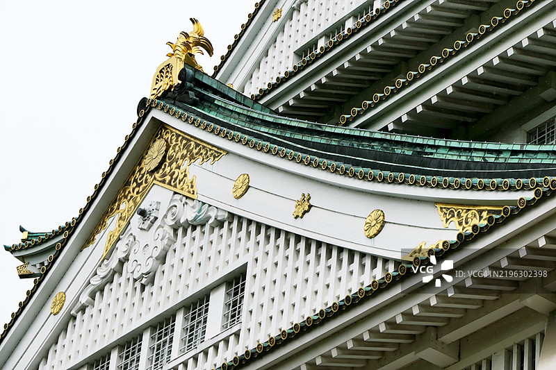 日本大阪城的屋顶和狮子鱼装饰的面部细节。图片素材